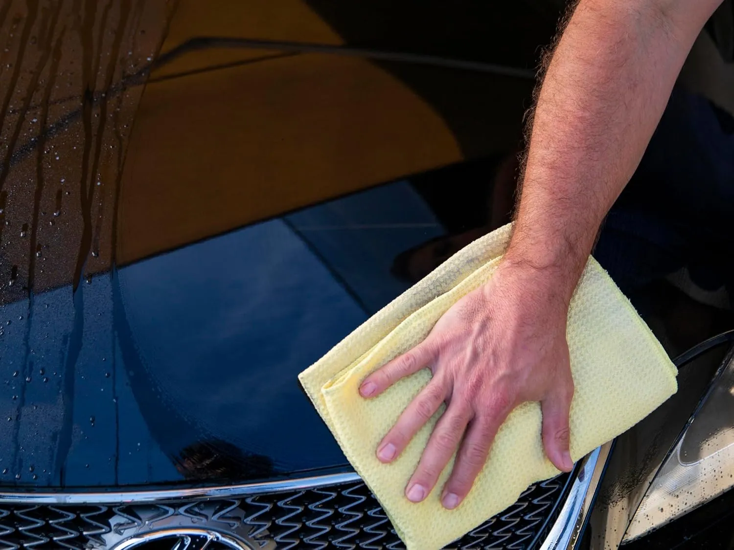 Meguiar's Hybrid Ceramic Wax, Easy-to-Use Spray Wax for Car Detailing with the Superior Protective Power of Advanced SiO2 Hybrid Barrier Technology, 26 Oz Spray Bottle